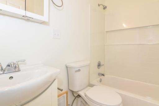 32-photo-Bathroom-71b09e54-3786-4428-a84e-d71ded521b93.jpg