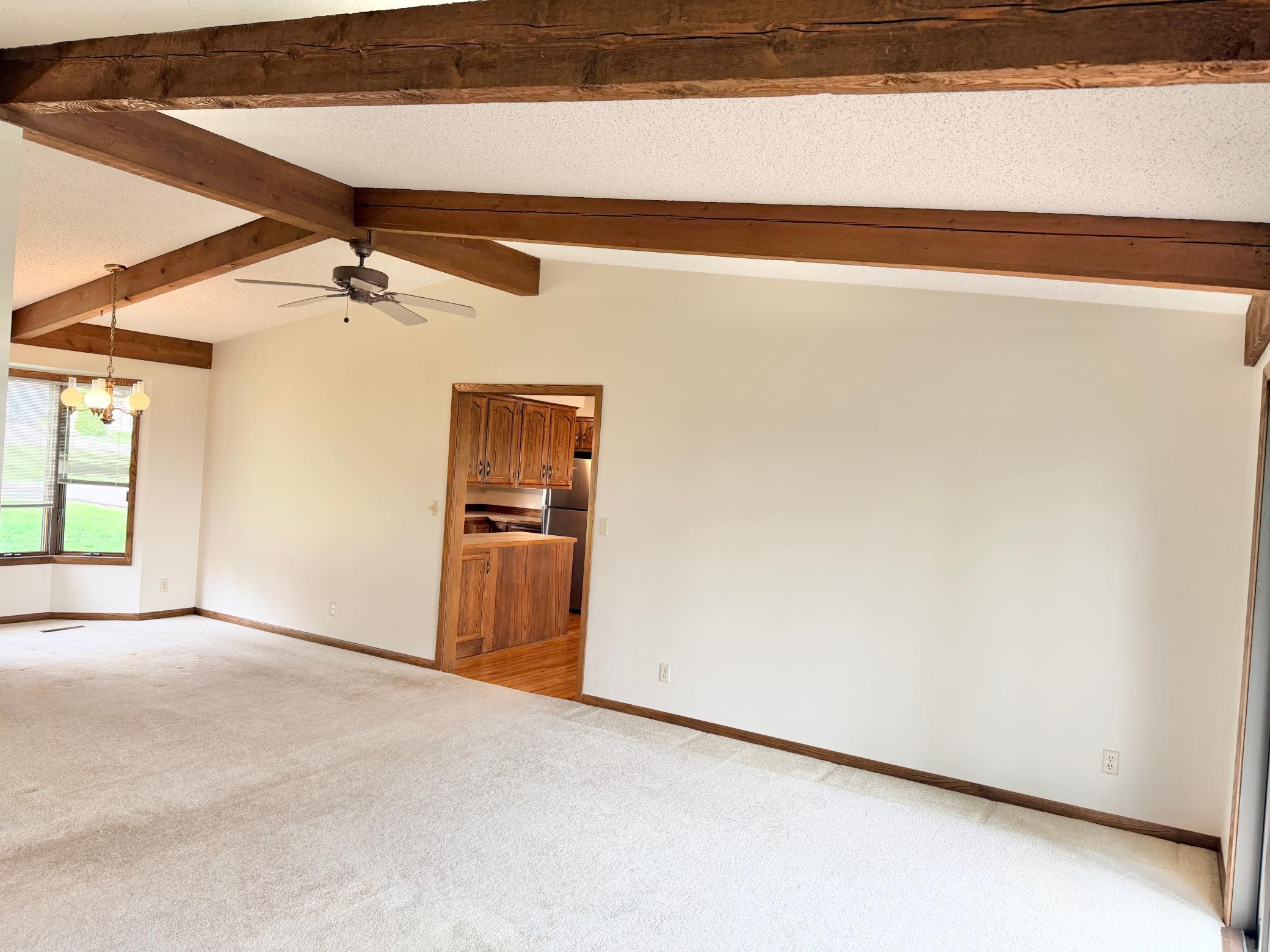 Living room/dining area