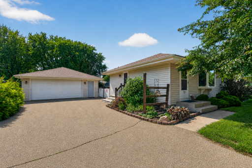 Awesome Home near the award winning Rosemount schools!