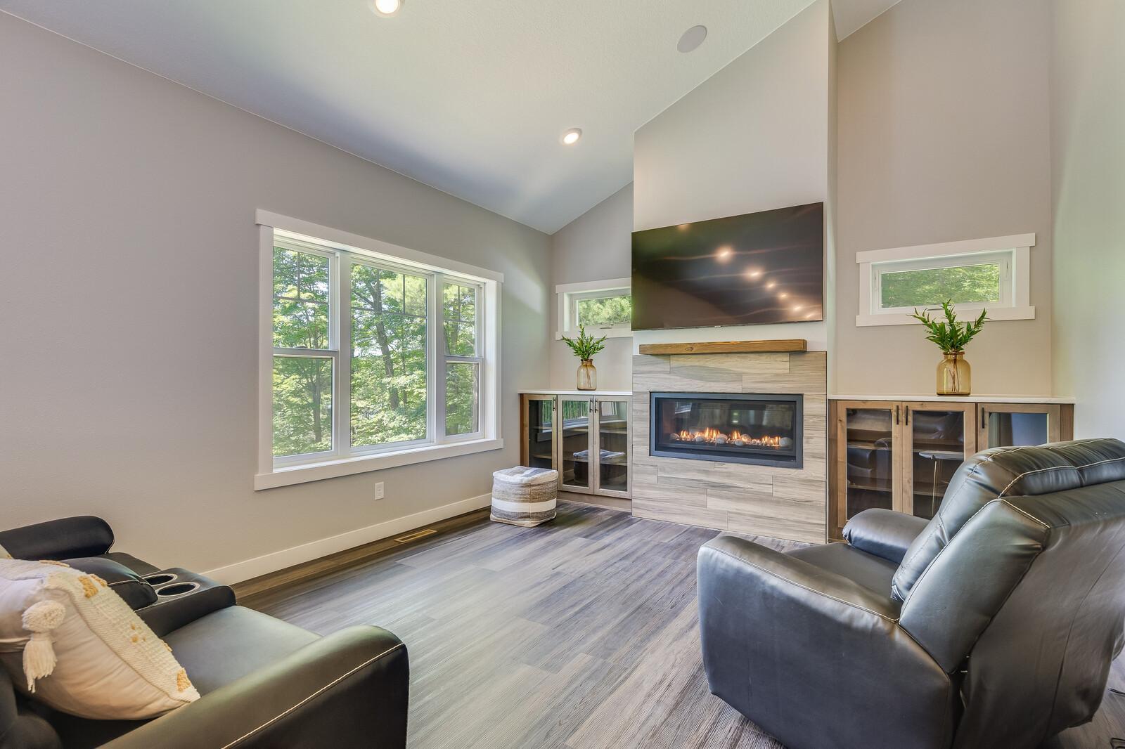 93_updated2568_28_1_4thSt_LivingRm1_mls.jpg