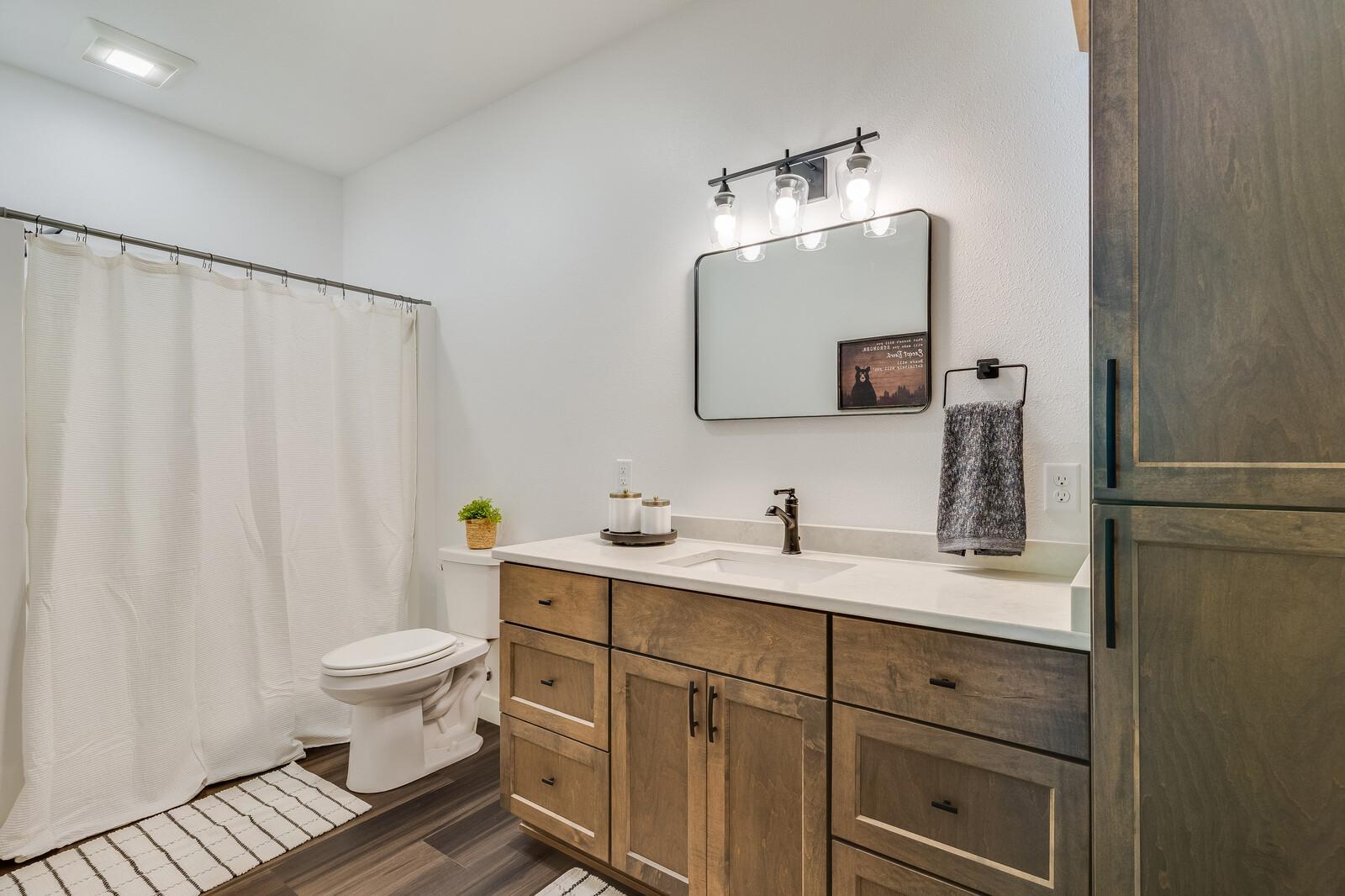99_updated2568_28_1_4thSt_MasterBathroom1_mls.jpg