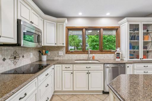Here you can see how well all the neutral tones of the cabinetry, backsplash, counters and wall color coordinate.