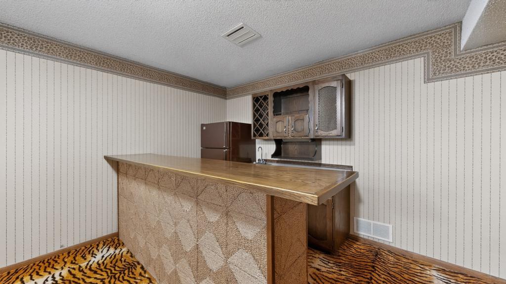 Lower wet bar
