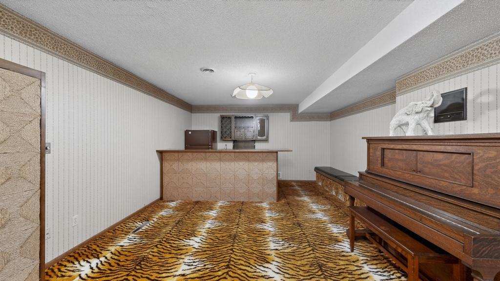 Lower wet bar