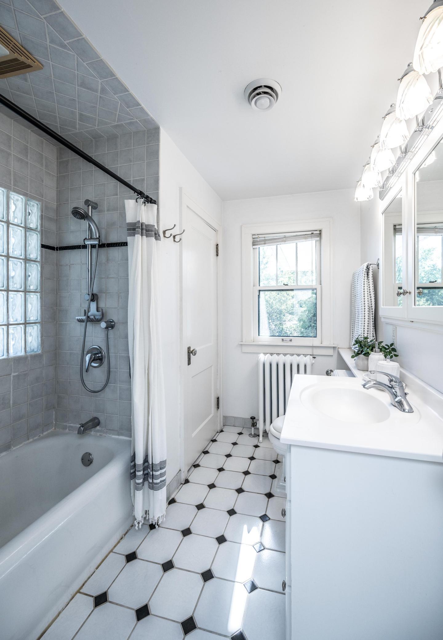 Large sunny full bath