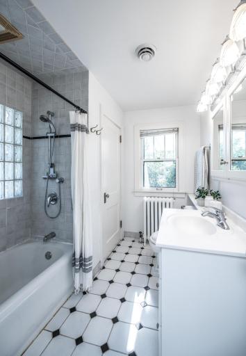 Large sunny full bath