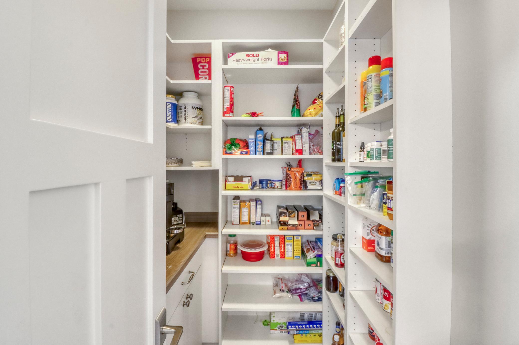 Kitchen_Pantry1_1.JPG