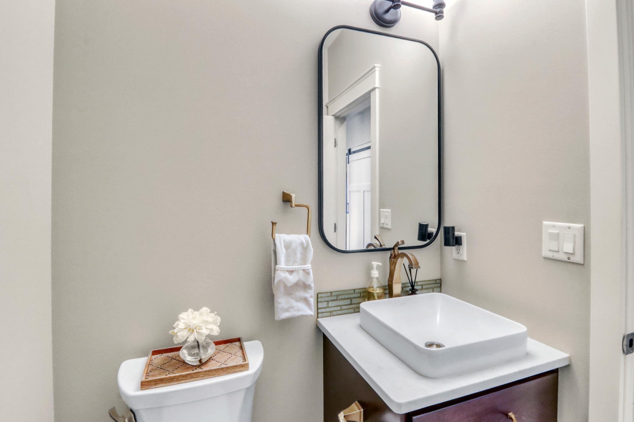 Half-bath1_1.JPG