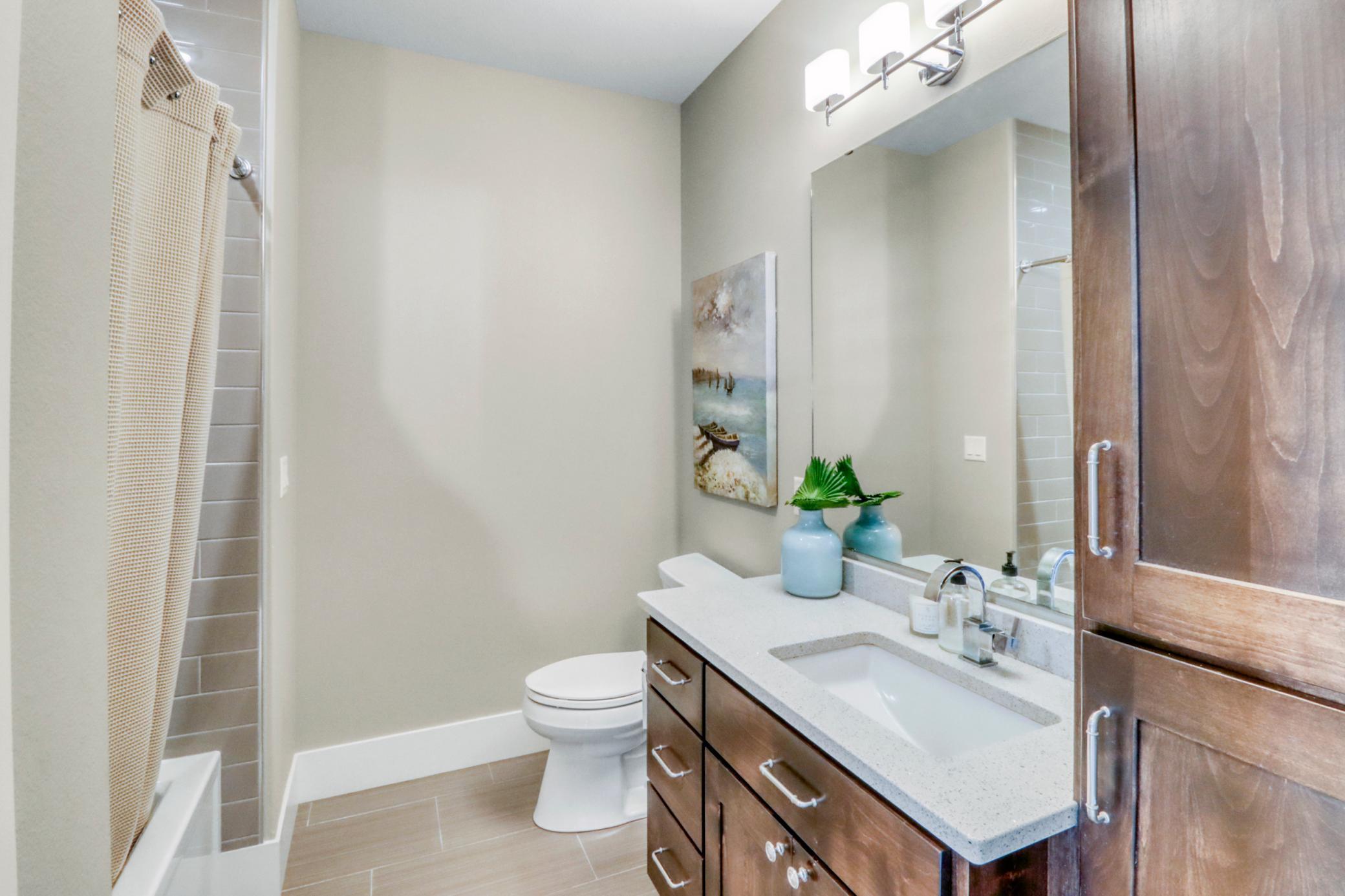Bathroom1_1.JPG