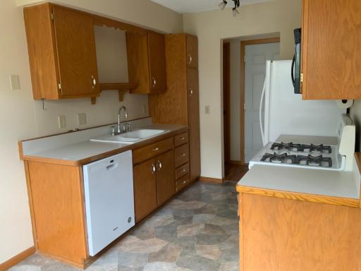 Tunnel kitchen, gas stove, upgraded refrigerator, good space!
