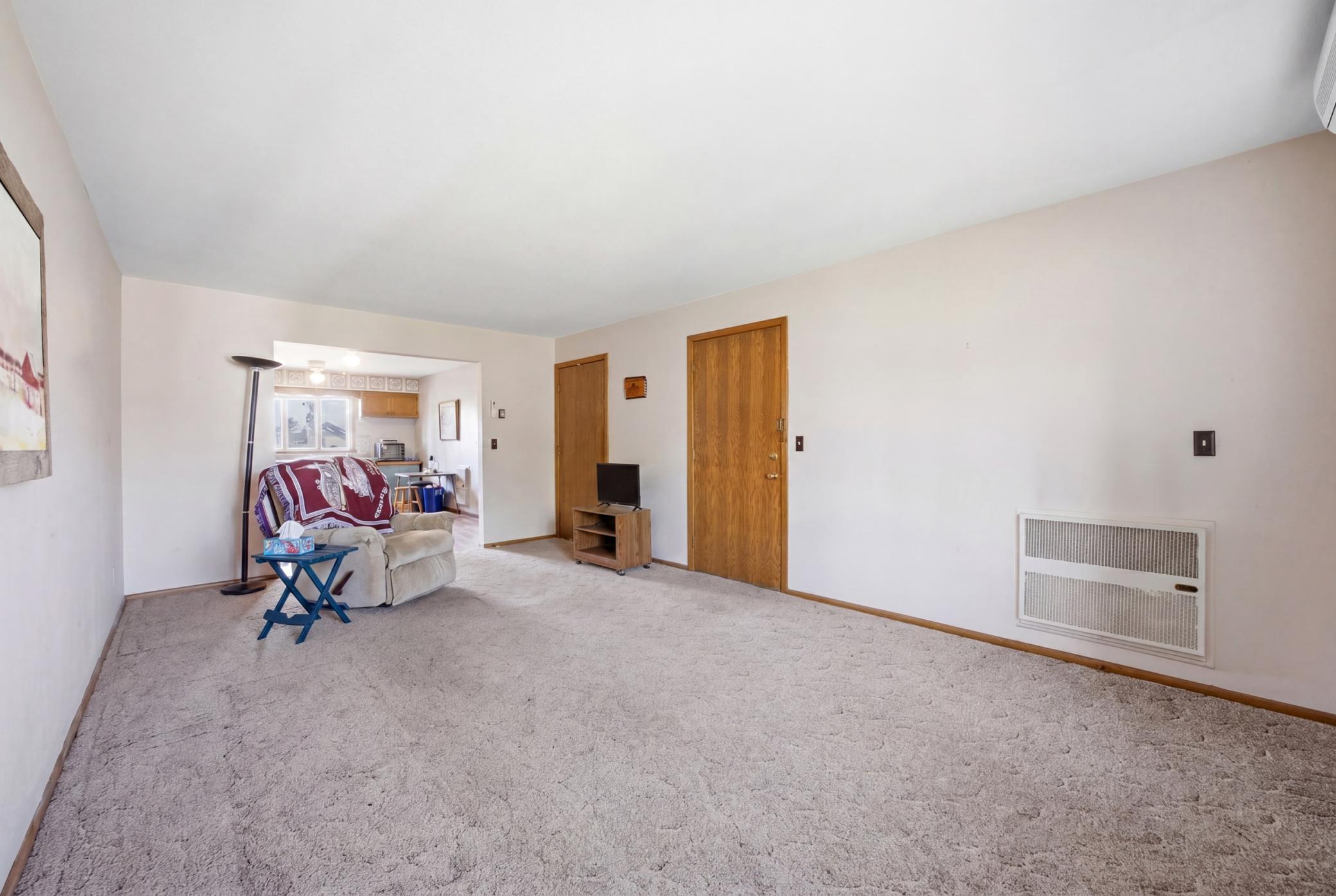 Living Rm to Kitchen