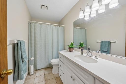 19-web-or-mls-Oliver Ave-S2708-019.jpg