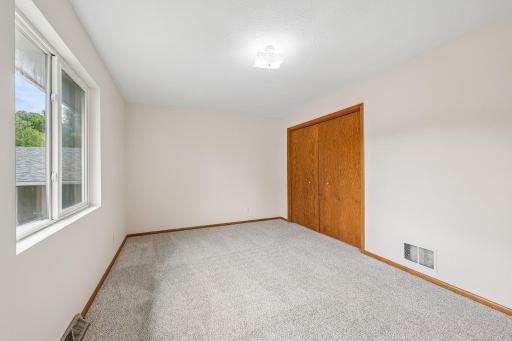 22-web-or-mls-Oliver Ave-S2708-022.jpg
