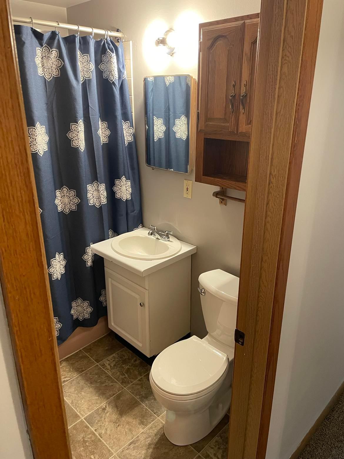 Hall Bath.jpg