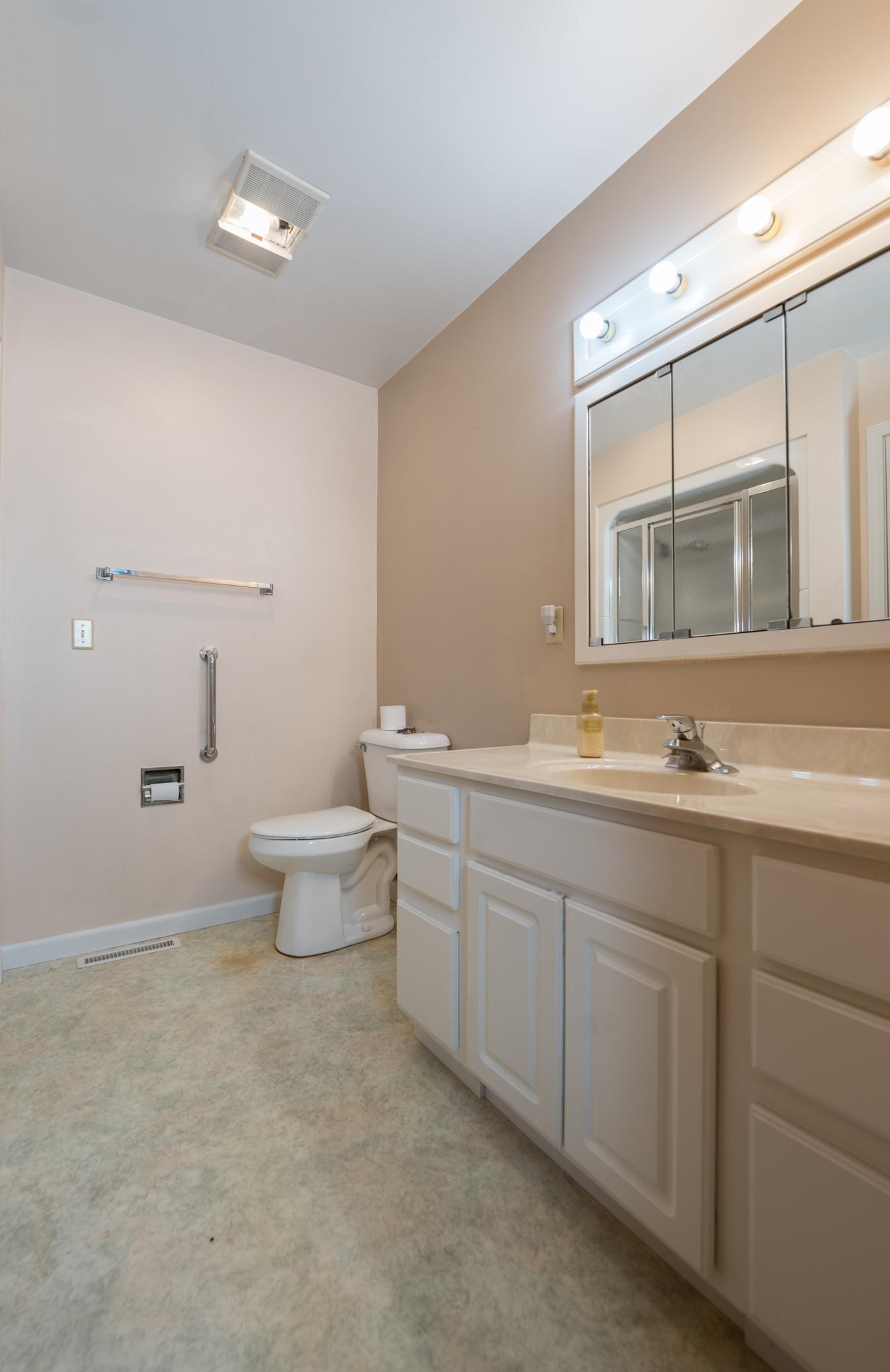 33-Full Bath.jpg