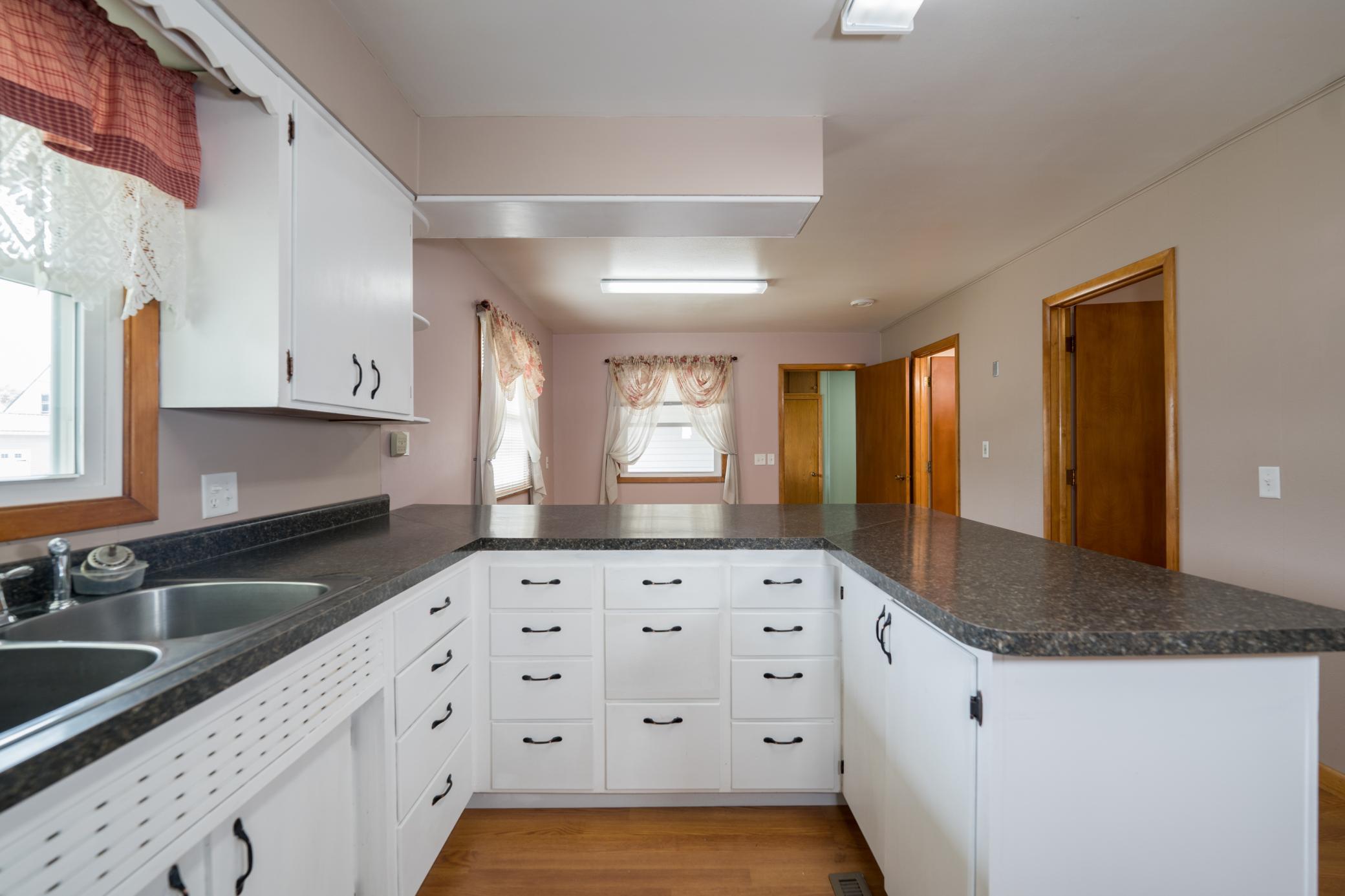 16-Kitchen.jpg
