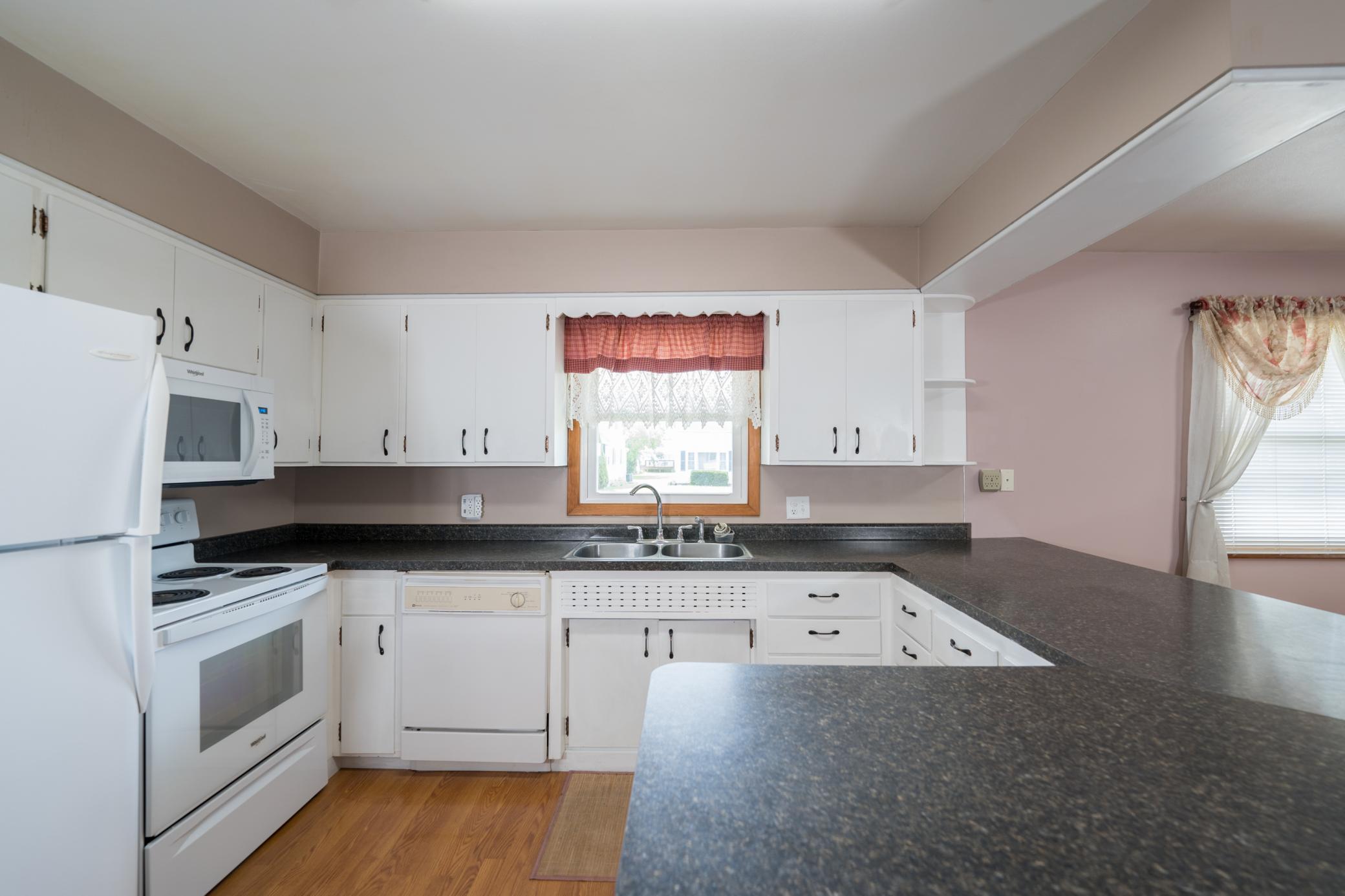 14-Kitchen.jpg