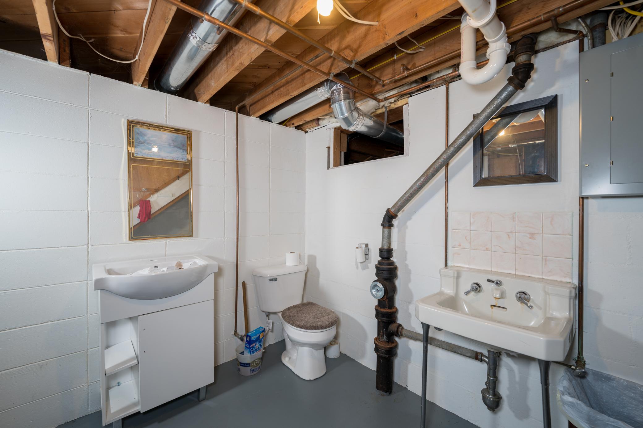 37-Basement half bath.jpg