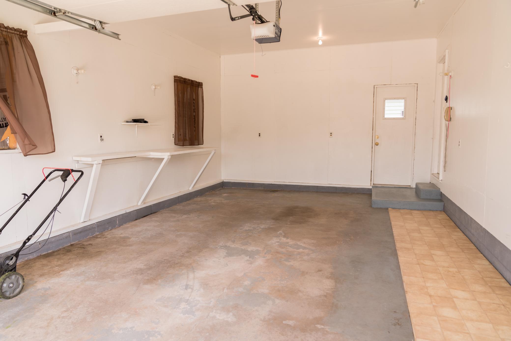 46-Garage Interior.jpg