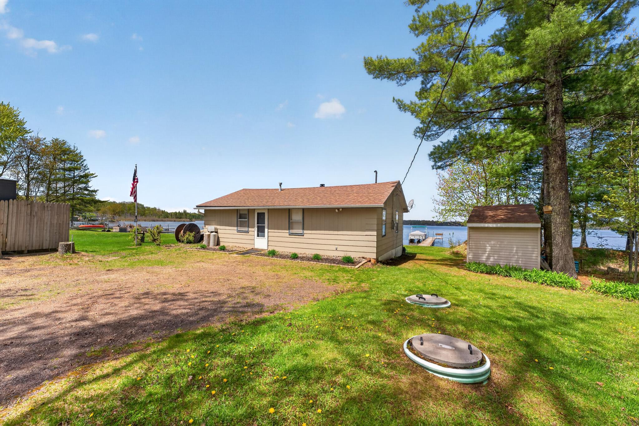 Seasonal Lake Cabin just waiting for your family to enjoy!