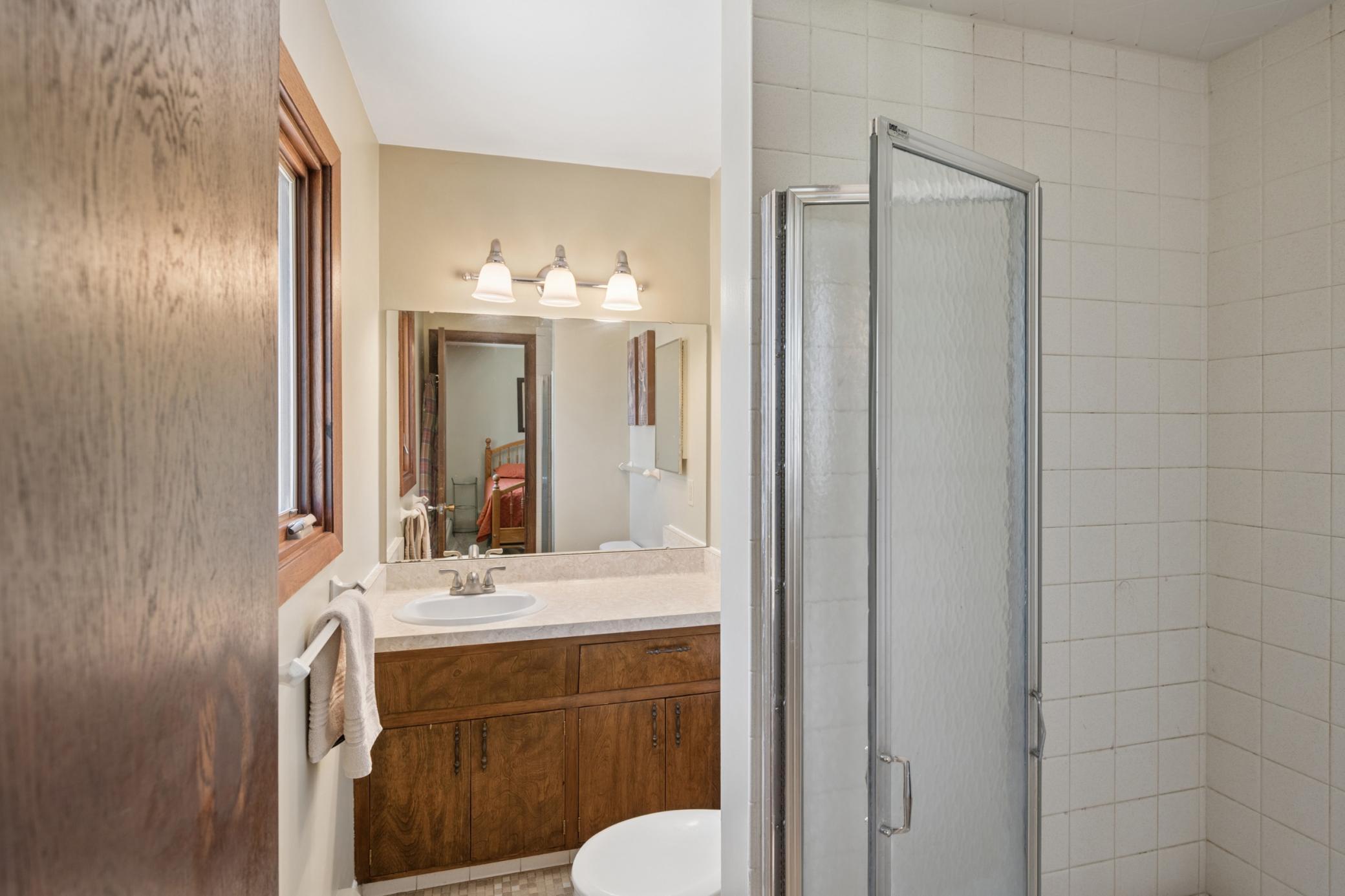 En-suite with retro tile & cabinetry