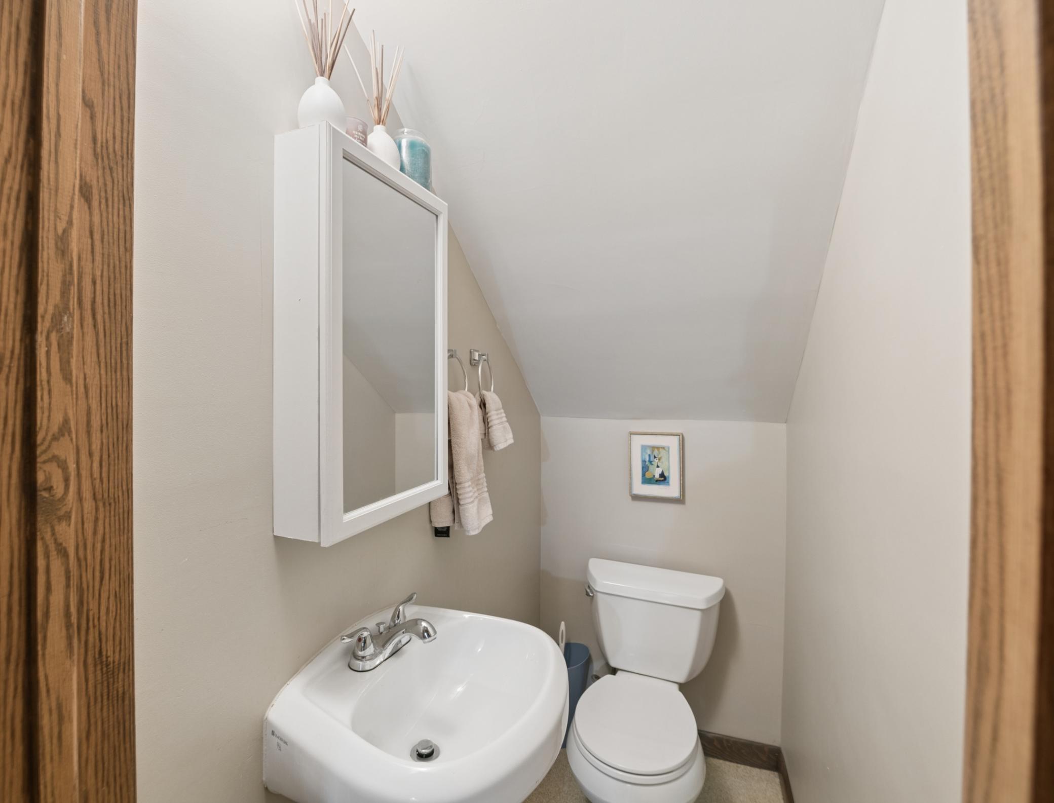 Lower-level 1/2 bath
