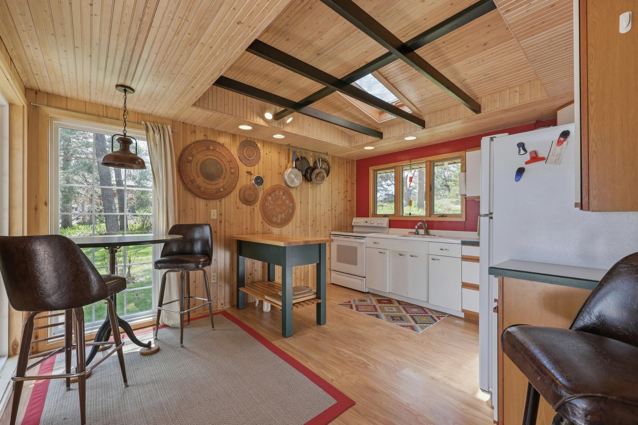 Kitchen & Dining