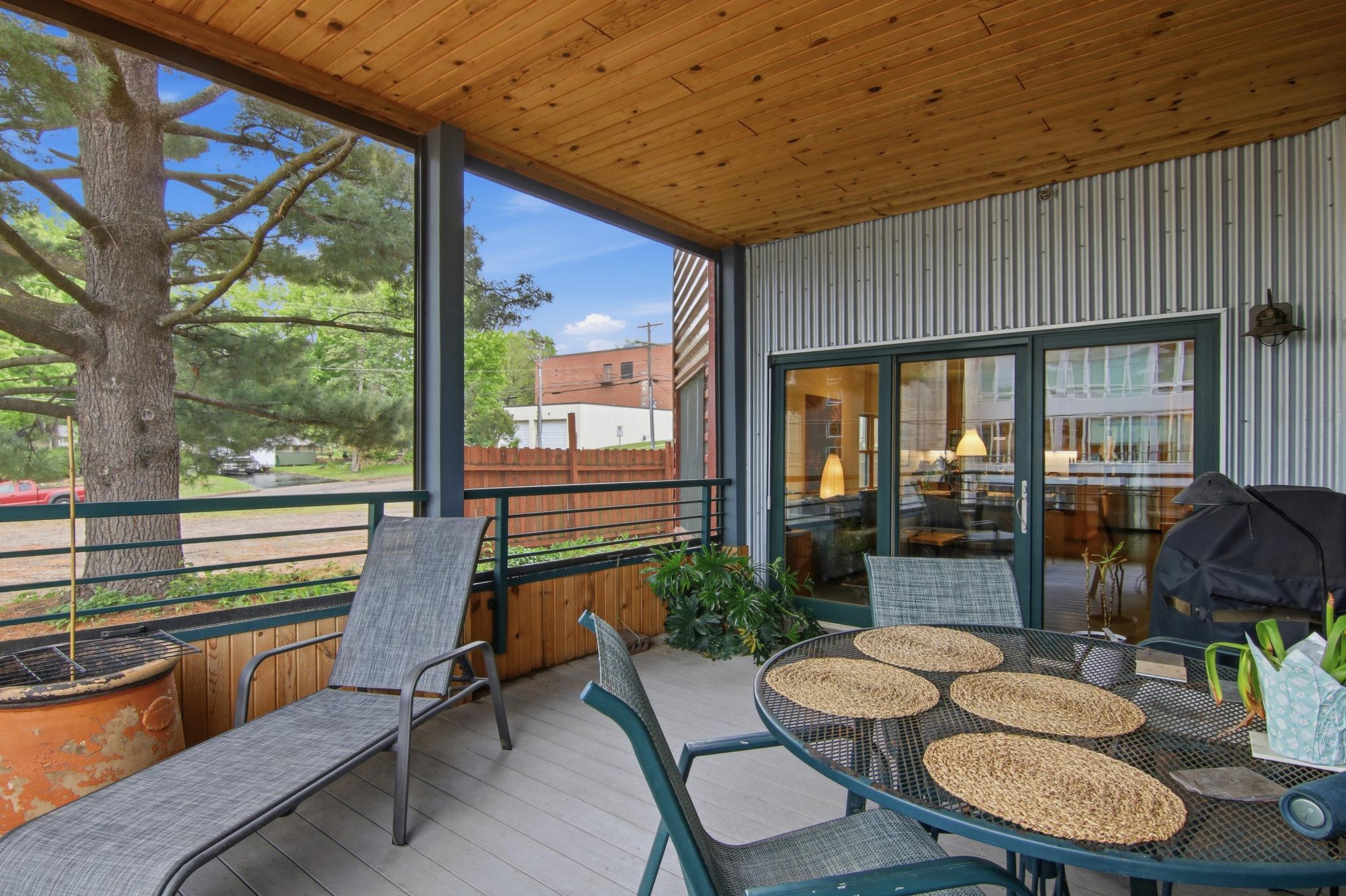 Spacious screen porch.