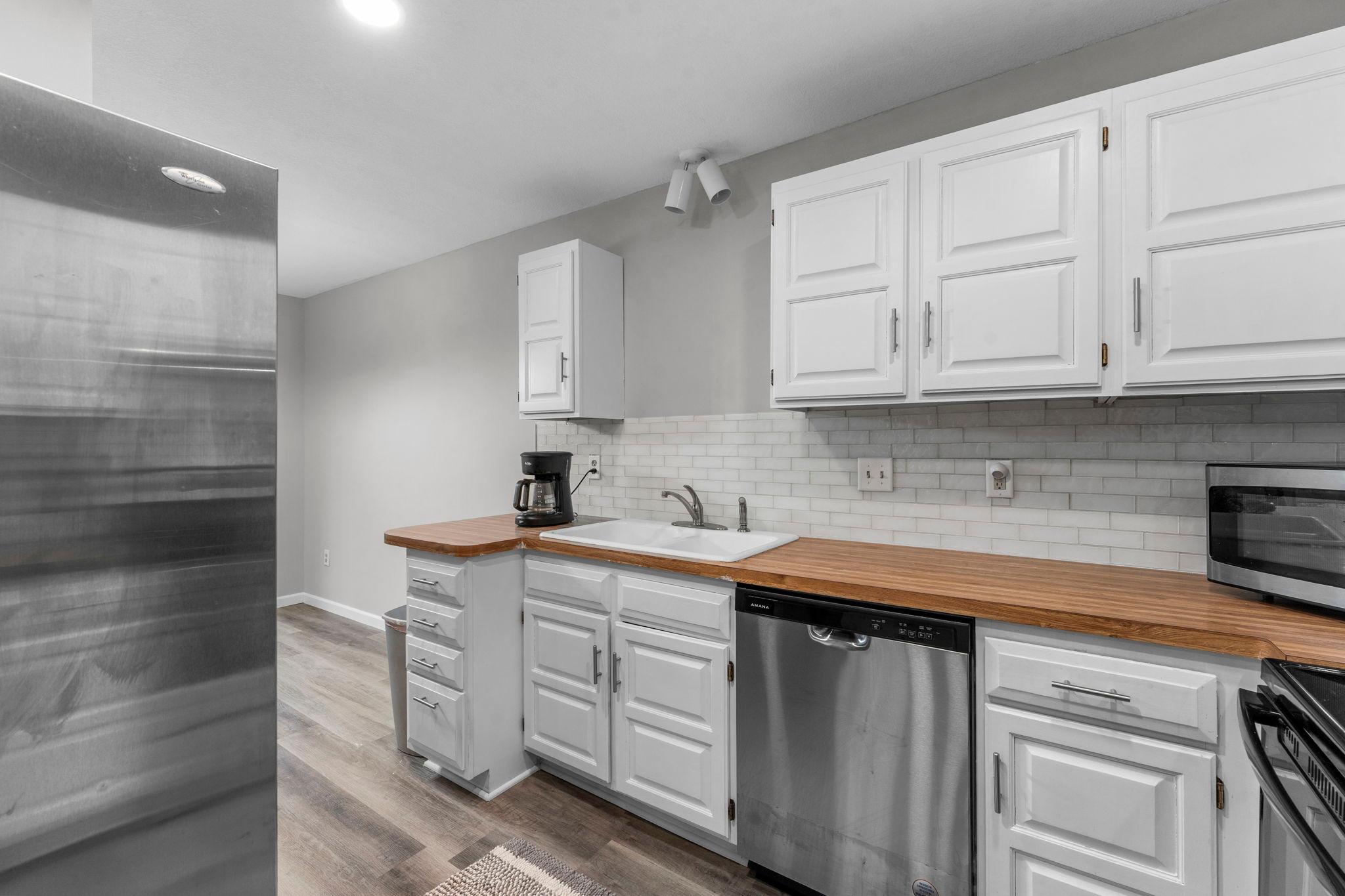 21 Kitchen.jpg