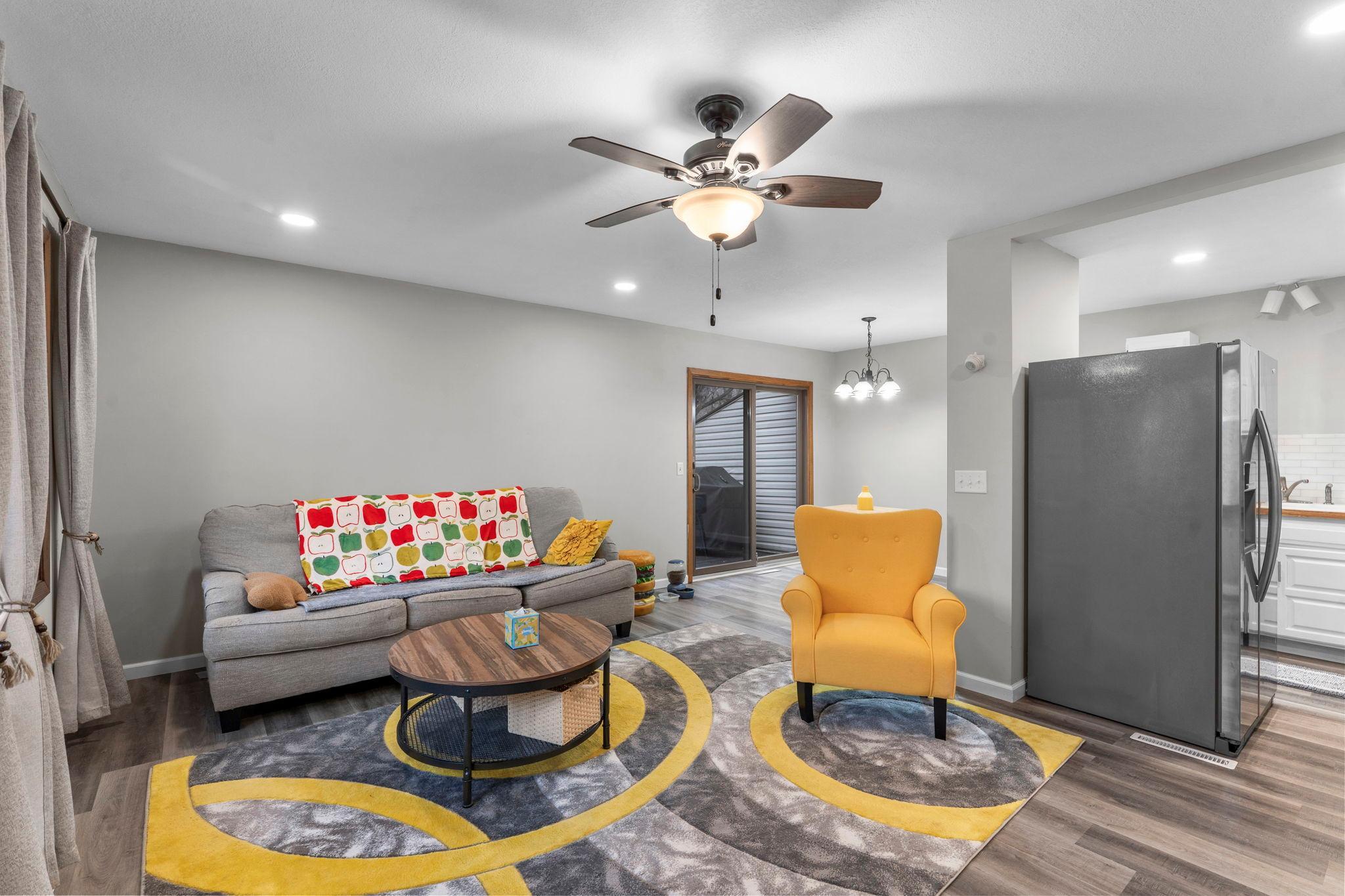 20 Living Room 1.jpg
