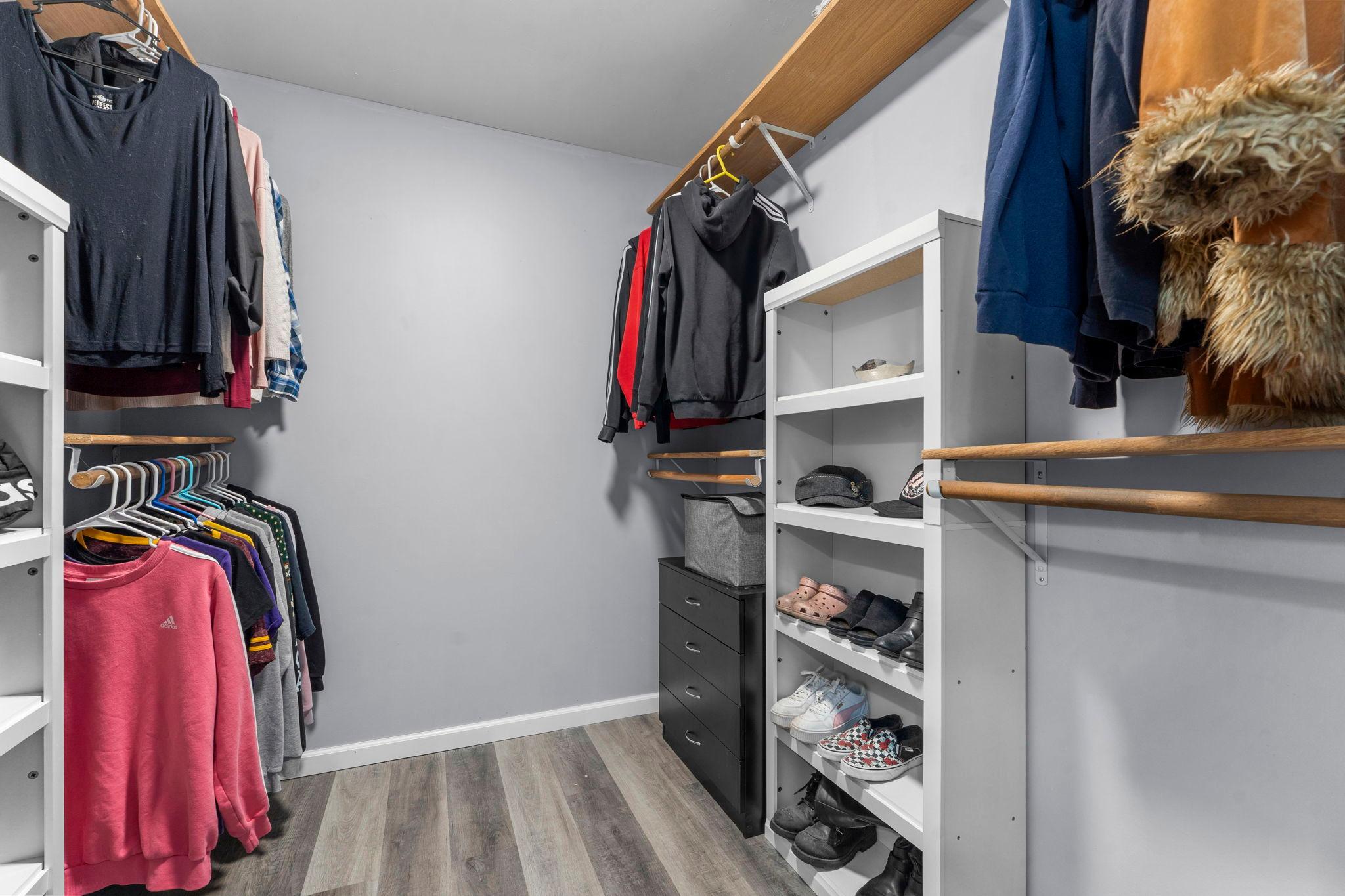 10 Master Closet.jpg