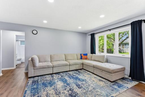 879 Iowa Avenue W, Saint Paul, MN 55117