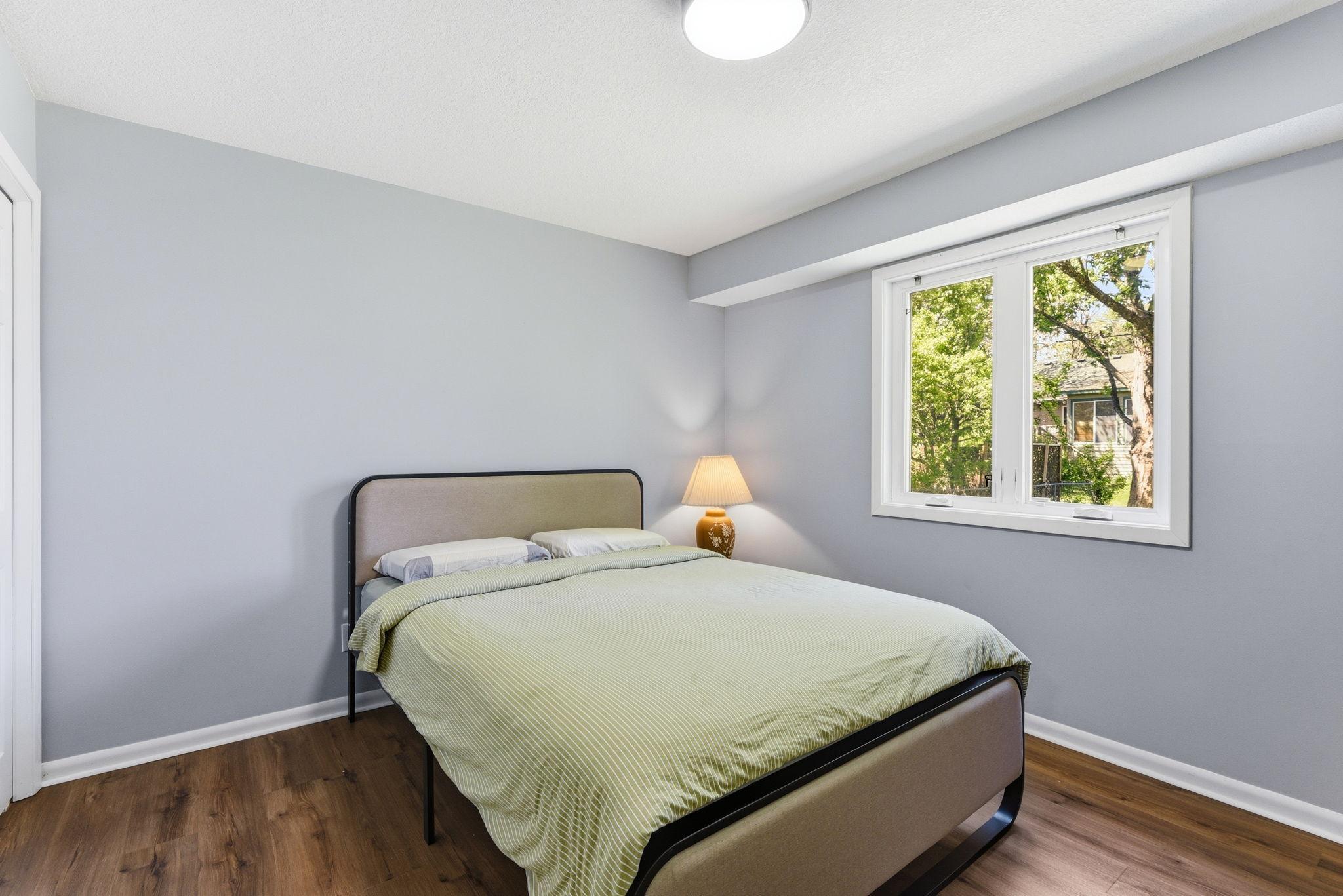 16-web-or-mls-879-Iowa-Ave-W-16.jpg