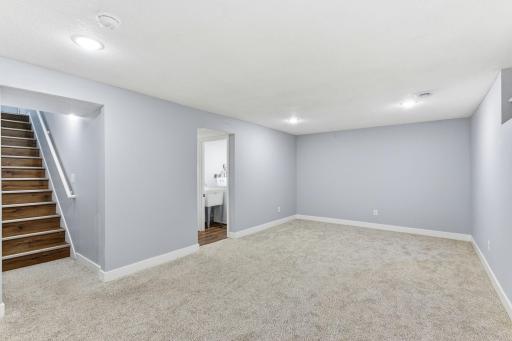 879 Iowa Avenue W, Saint Paul, MN 55117