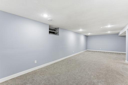 879 Iowa Avenue W, Saint Paul, MN 55117