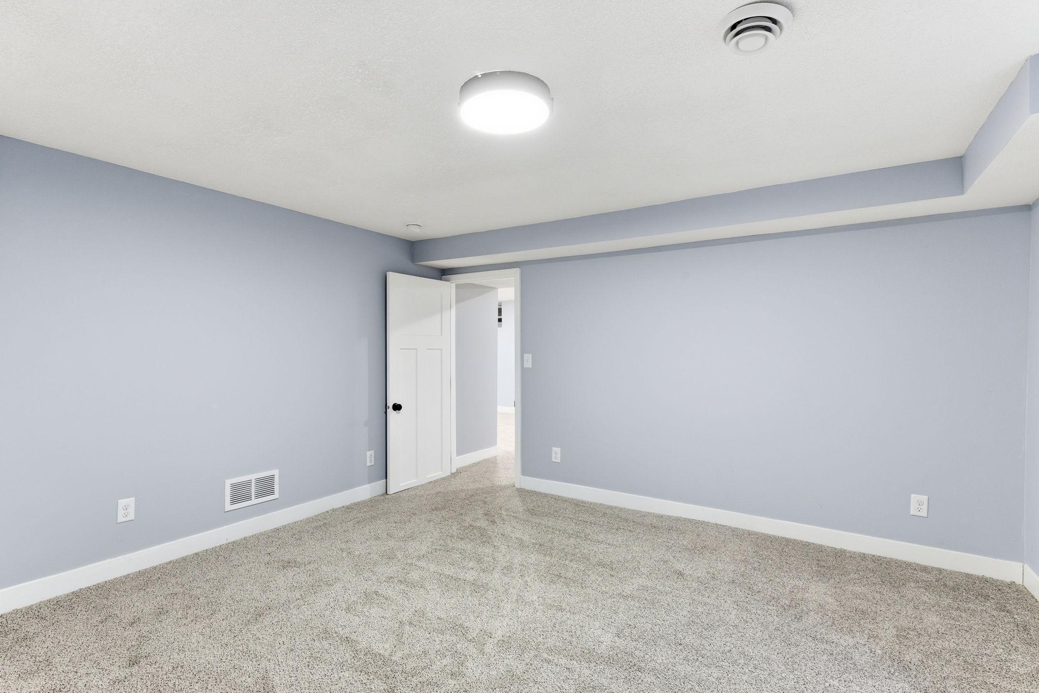 26-web-or-mls-879-Iowa-Ave-W-26.jpg