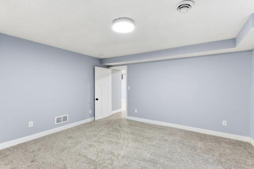 879 Iowa Avenue W, Saint Paul, MN 55117