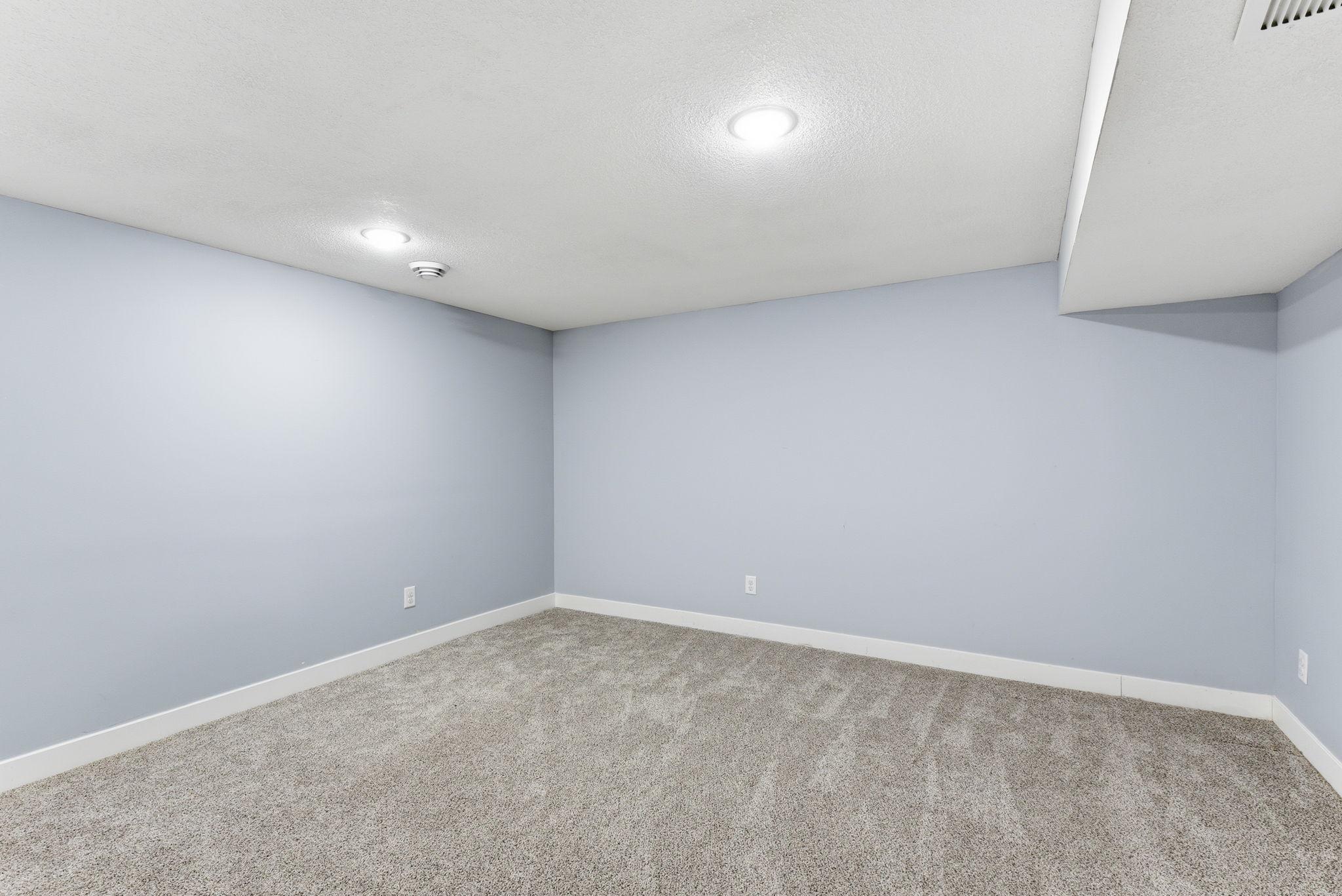 24-web-or-mls-879-Iowa-Ave-W-24.jpg