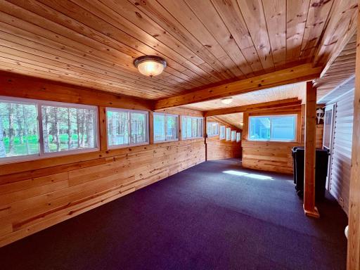 3 season porch off the back with ramp