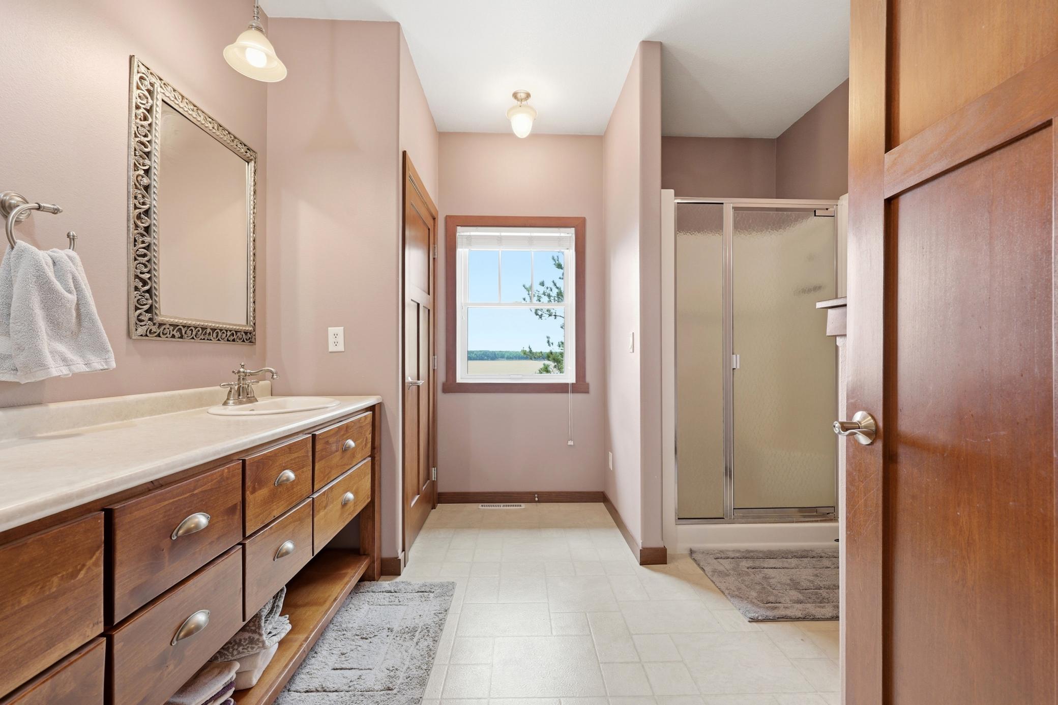 Master Suite 3/4 Bathroom w/Large Linen