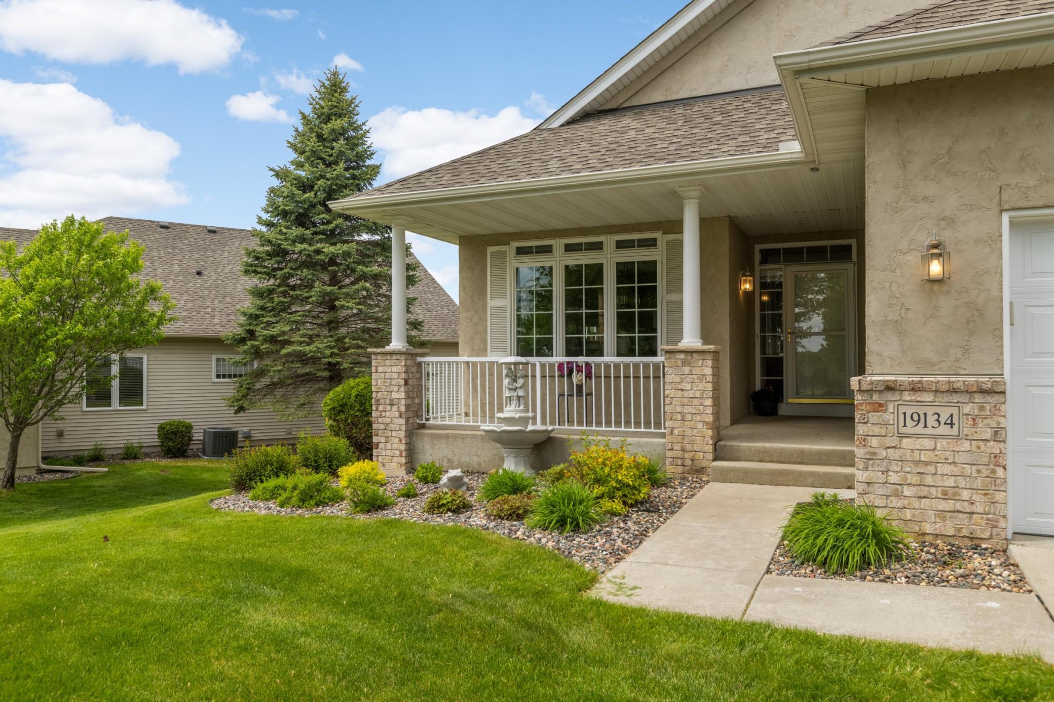 Beautiful curb appeal !