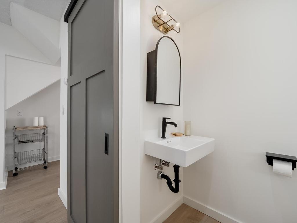 Main level 1/2 Bathroom