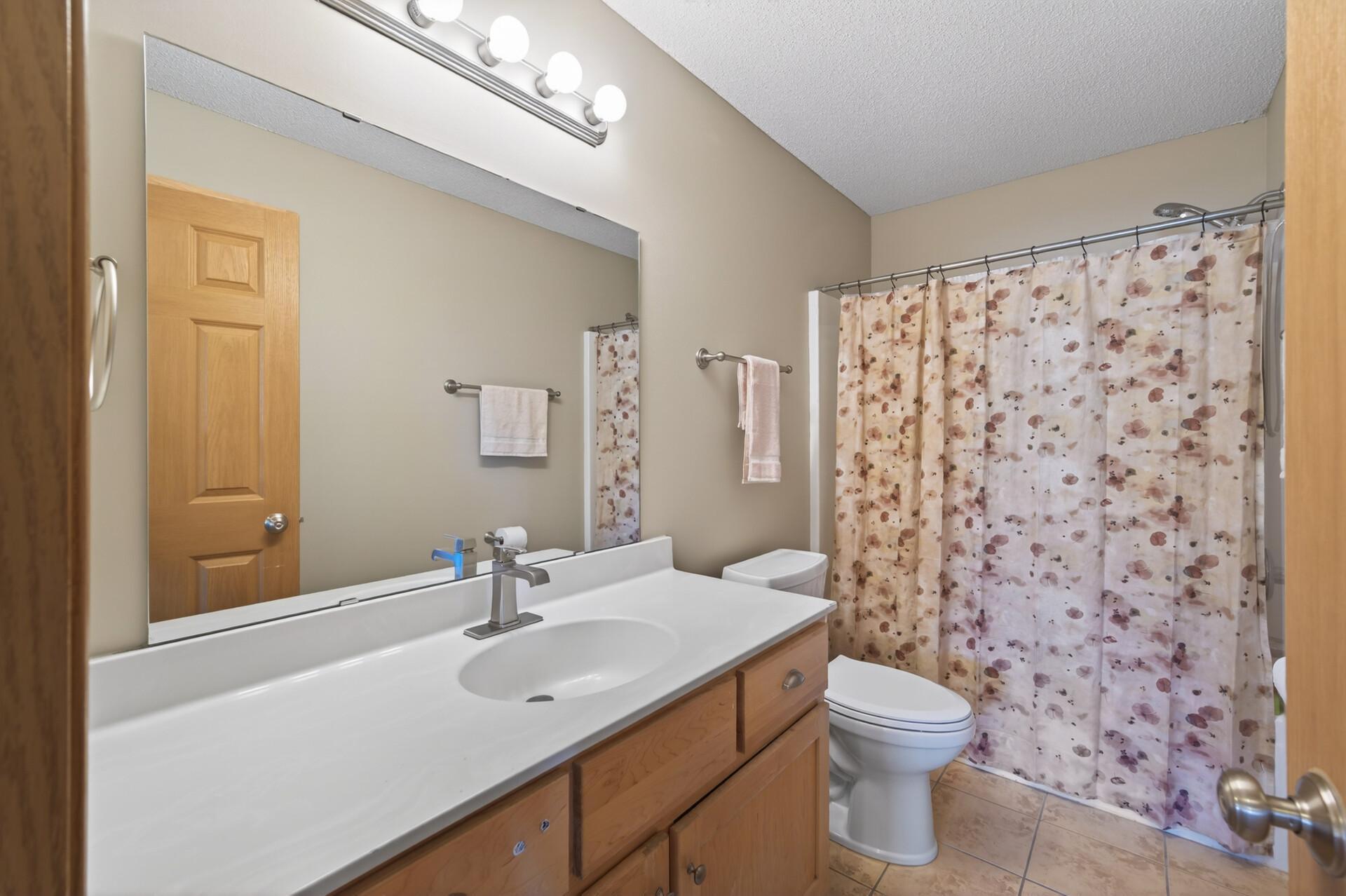 upper level full bath.jpg