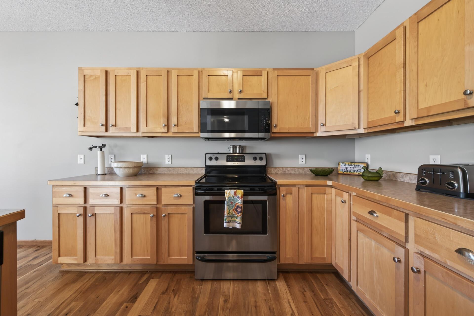 Maple cabinents, stainless appliances