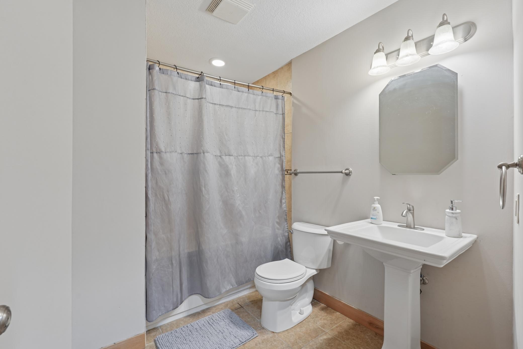 bathroom 3.jpg