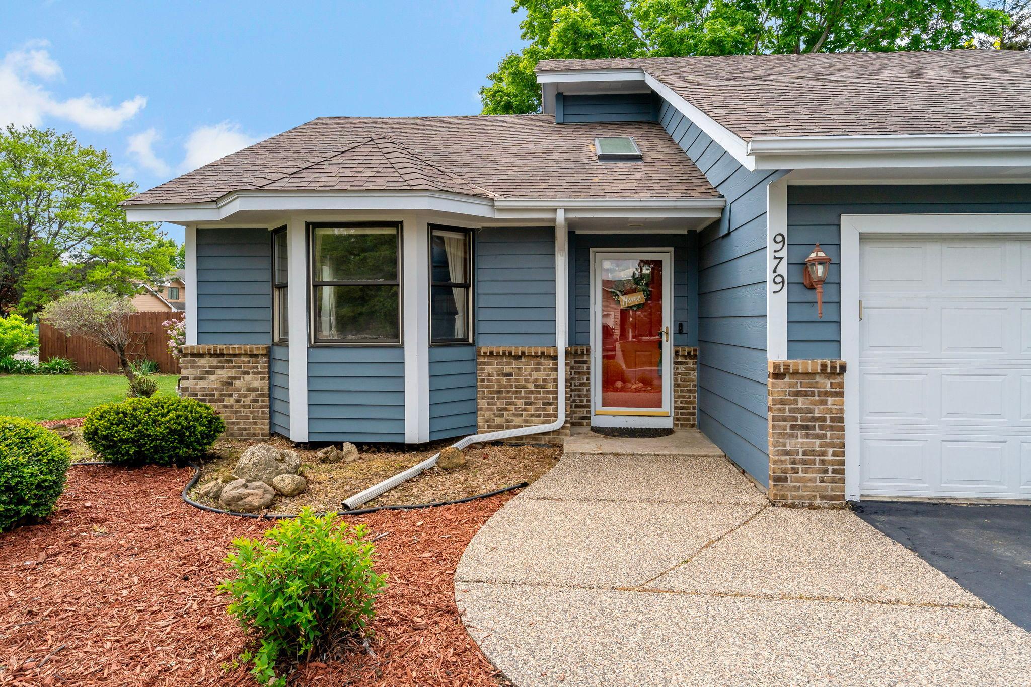 4-web-or-mls-979 Pointe Way Eagan MN_0004.jpg