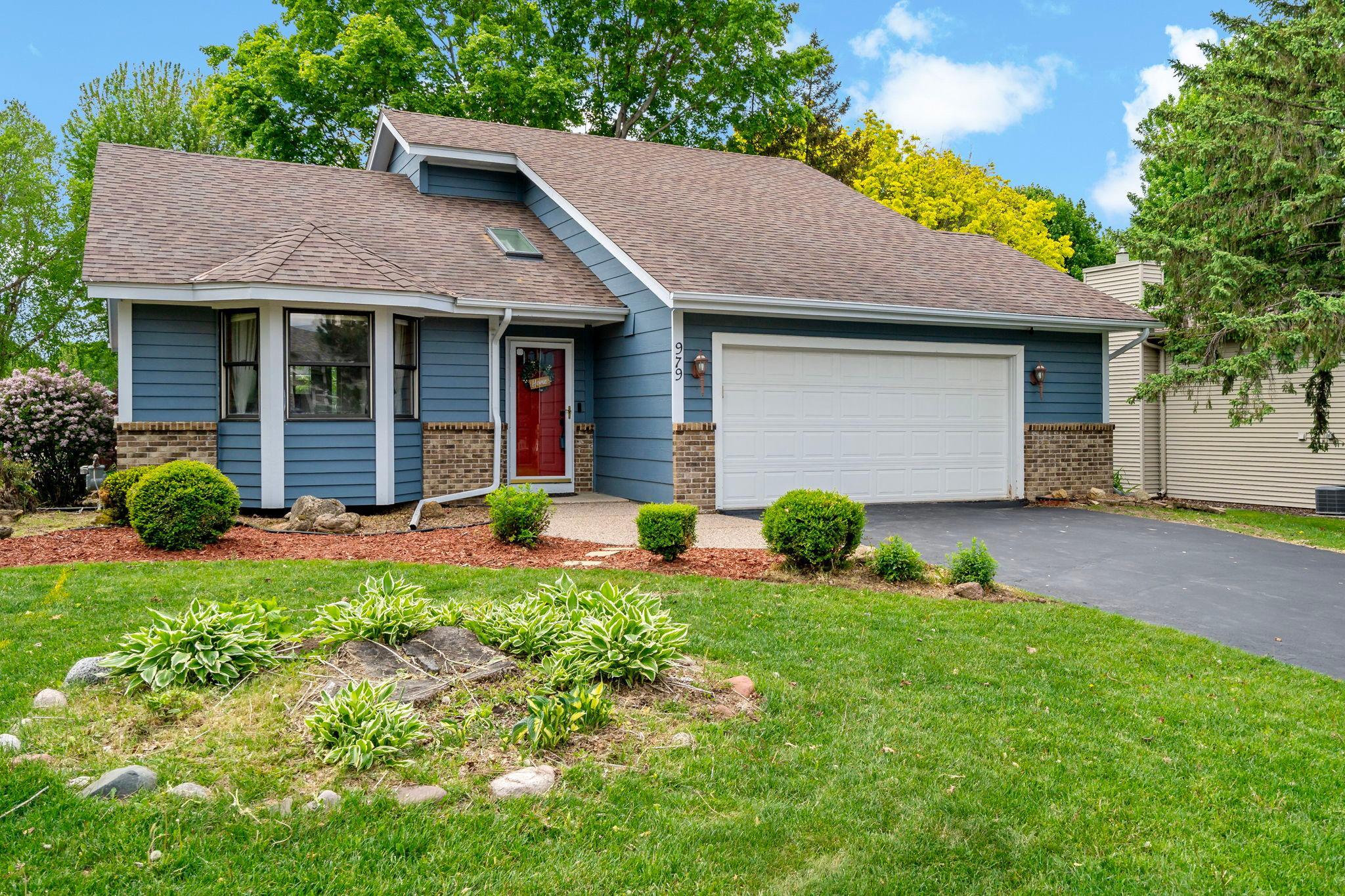 3-web-or-mls-979 Pointe Way Eagan MN_0003.jpg