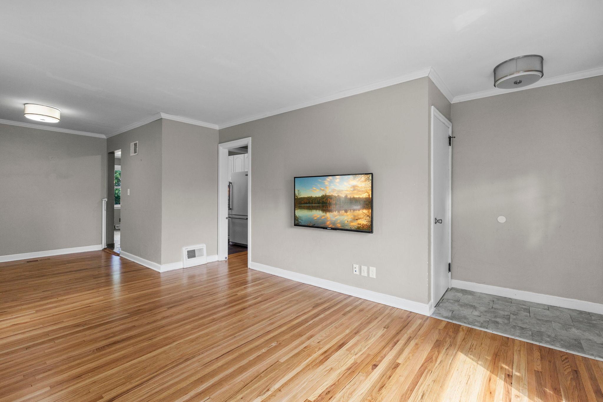 13-web-or-mls-7338 Thomas Ave S-6.jpg
