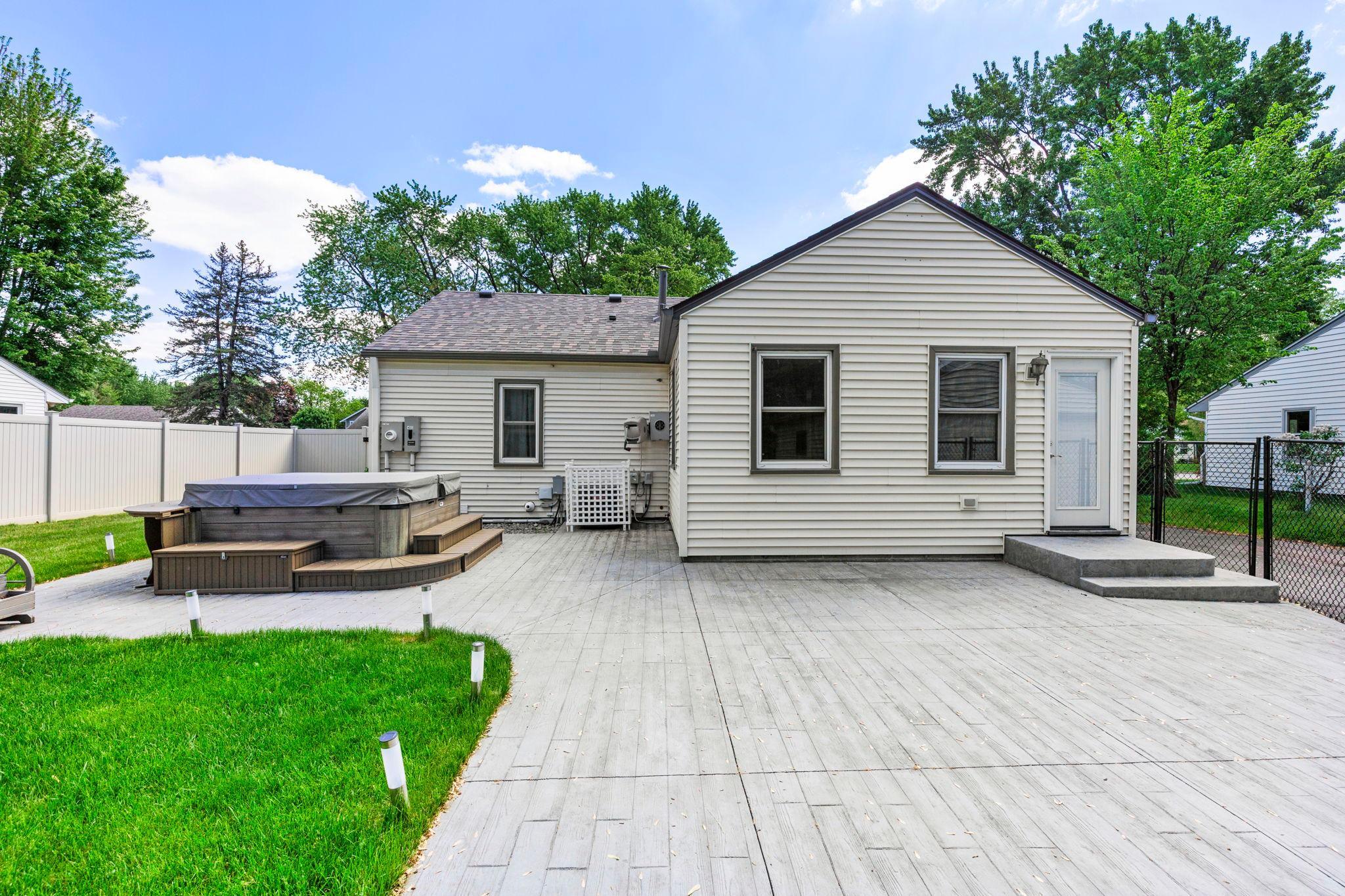 53-web-or-mls-7338 Thomas Ave S-106.jpg