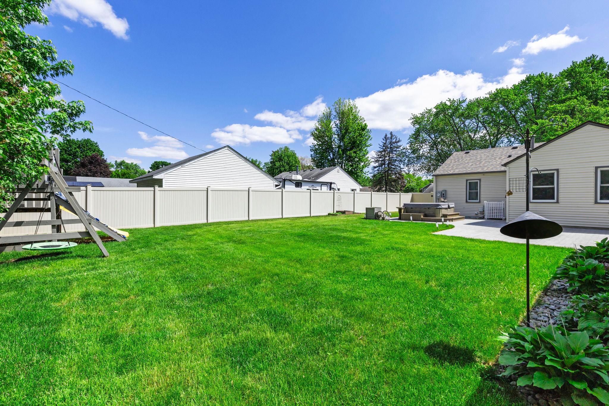 61-web-or-mls-7338 Thomas Ave S-124.jpg